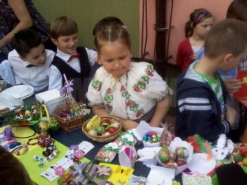 Standuri cu dichis, expuse de sute de elevi ai Școlii “Miron Costin”, la Târgul de Florii