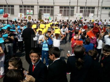 1.000 de elevi, zeci de cadre didactice și părinți s-au întâlnit la Școala Gimnazială “Miron Costin” în cadrul Campaniei Globale pentru Educație