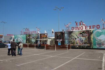 Dinozauri mișcători, în mărime naturală, expuși în parcarea Shopping City