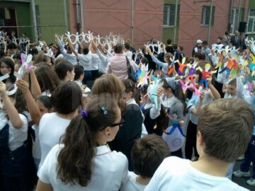 1.000 de elevi, zeci de cadre didactice și părinți s-au întâlnit la Școala Gimnazială “Miron Costin” în cadrul Campaniei Globale pentru Educație