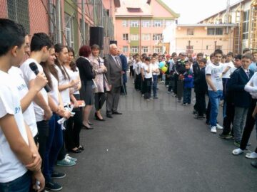 1.000 de elevi, zeci de cadre didactice și părinți s-au întâlnit la Școala Gimnazială “Miron Costin” în cadrul Campaniei Globale pentru Educație