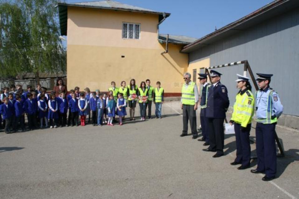 Polițiștii le-au vorbit elevilor despre reguli de circulație și cum se pot feri de accidente Polițiștii le-au vorbit elevilor despre reguli de circulație și cum se pot feri de accidente