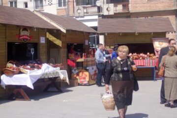 Standurile, pregătite cu migală și doldora de produse tradiționale