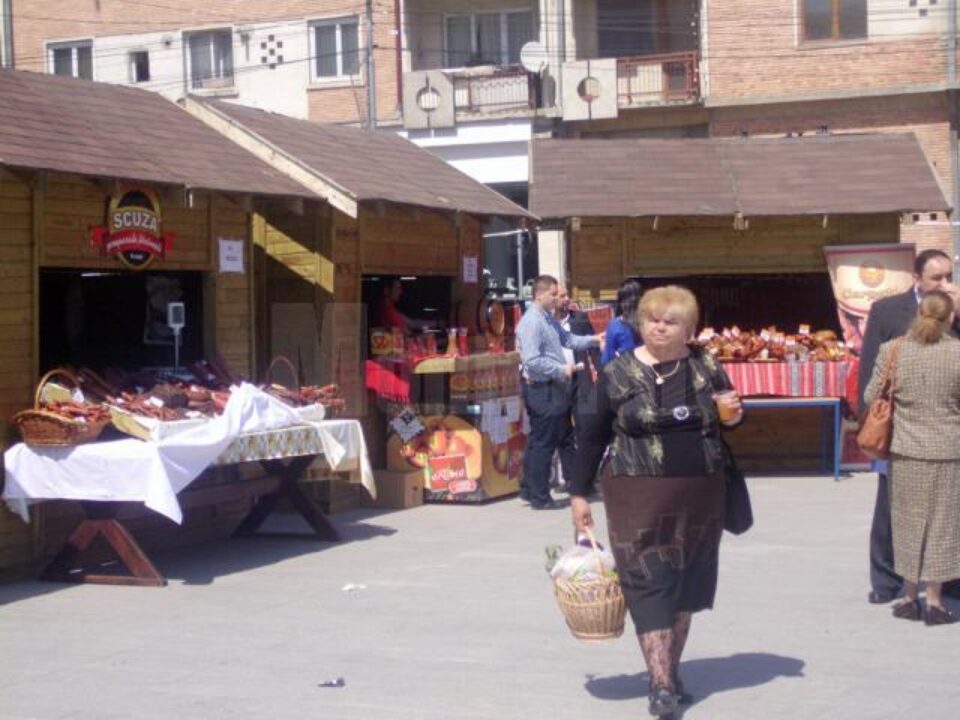 Standurile, pregătite cu migală și doldora de produse tradiționale