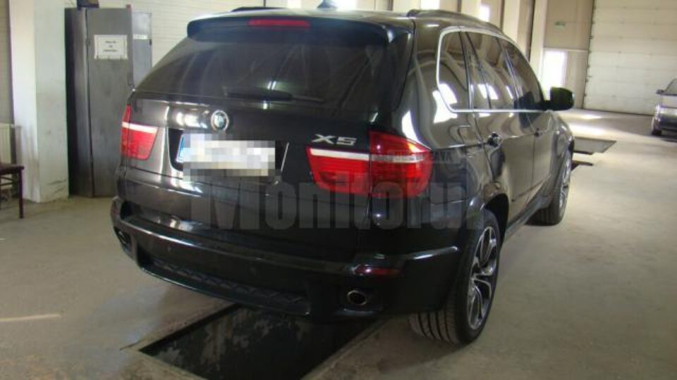 Autoturismul marca BMW X5, în valoare 20.000 de euro, a fost indisponibilizat la sediul Sectorului Poliției de Frontieră Rădăuți Autoturismul marca BMW X5, în valoare 20.000 de euro, a fost indisponibilizat la sediul Sectorului Poliției de Frontieră Rădăuți