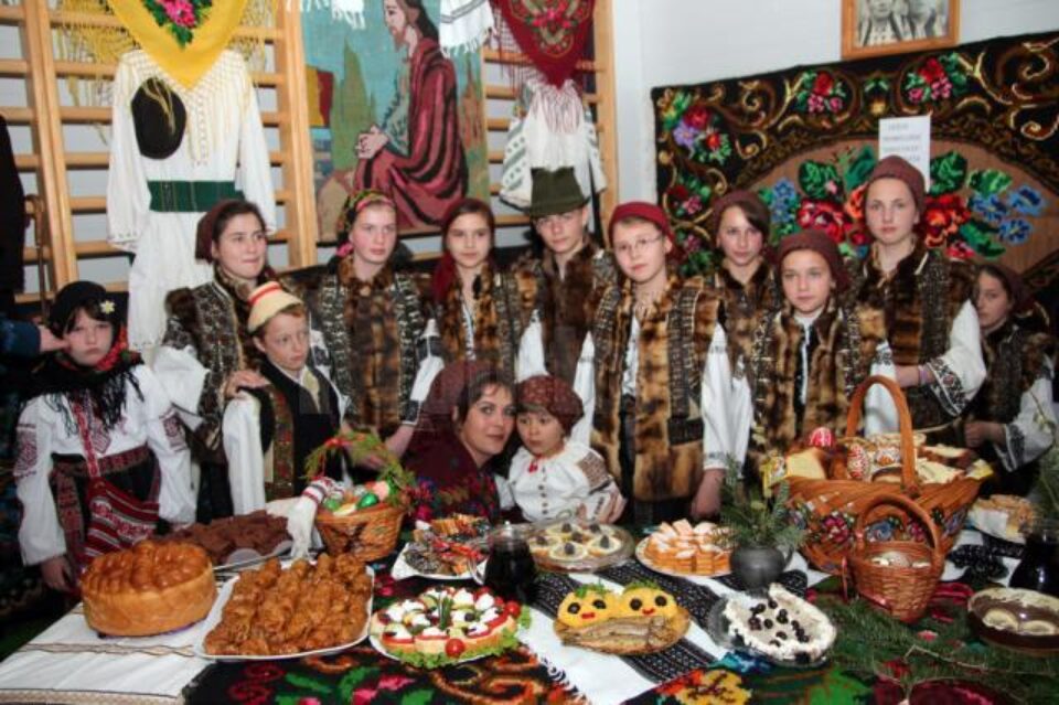 Ansamblul „Plai de dor” la Festivalul Ouălor Încondeiate, ediția a VII a Moldovita Ansamblul „Plai de dor” la Festivalul Ouălor Încondeiate, ediția a VII a Moldovita