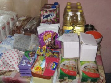 O familie din Dolheștii Mari a primit alimente din partea Carrefour Suceava