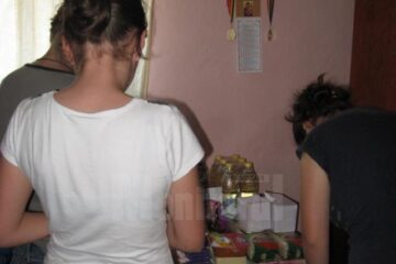 O familie din Dolheștii Mari a primit alimente din partea Carrefour Suceava