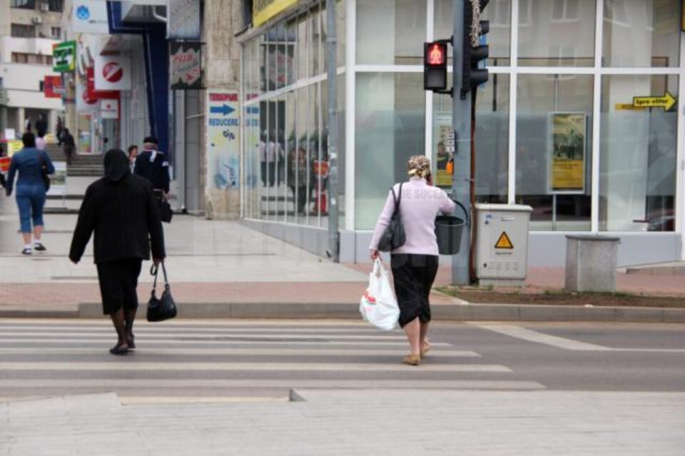 Semafoarele din centrul Sucevei, ignorate de pietoni, care traversează pe roșu
