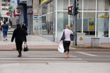 Semafoarele din centrul Sucevei, ignorate de pietoni, care traversează pe roșu