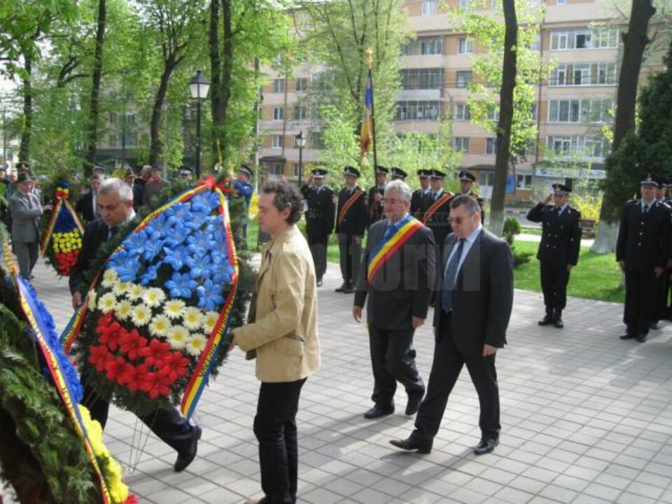 Autoritățile sucevene au depus coroane de Ziua Eroilor