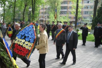 Autoritățile sucevene au depus coroane de Ziua Eroilor