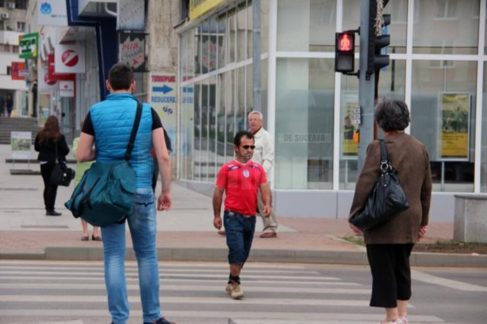 Semafoarele din centrul Sucevei, ignorate de pietoni, care traversează pe roșu