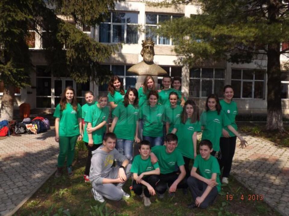 Elevii implicați în proiectul “Dimensiuni civice în zodia adolescenței” Elevii implicați în proiectul “Dimensiuni civice în zodia adolescenței”