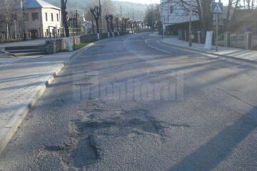Gropile au pus stăpânire pe drumurile din Vatra Dornei, mai ales după ultimele luni de iarnă