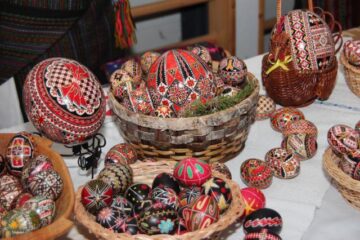 Cei mai iscusiți încondeietori de ouă, premiați la Festivalul de la Moldovița
