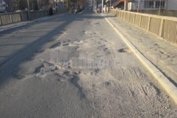 Gropile au pus stăpânire pe drumurile din Vatra Dornei, mai ales după ultimele luni de iarnă