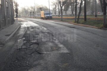 Gropile au pus stăpânire pe drumurile din Vatra Dornei, mai ales după ultimele luni de iarnă