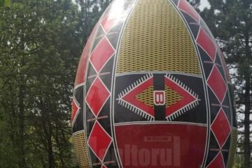 Elena Băsescu s-a pozat cu oul gigant din apropierea Cetății de Scaun