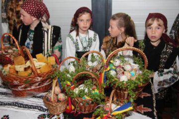 Cei mai iscusiți încondeietori de ouă, premiați la Festivalul de la Moldovița