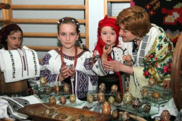 Cei mai iscusiți încondeietori de ouă, premiați la Festivalul de la Moldovița