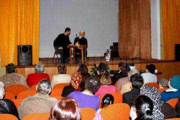 Preotul Petru Irimescu de la Biserica “Sfinții Apostoli Petru și Pavel” Rădășeni, la întâlnirea cu fălticenenii