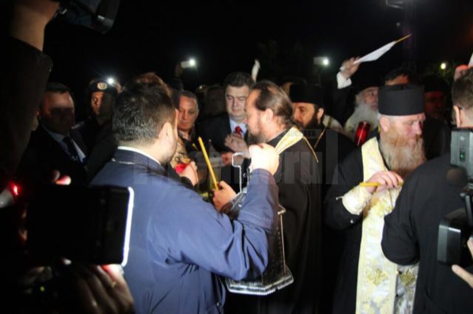 A fost al cincilea an în care credincioșii ortodocși suceveni au primit în noaptea de înviere Lumina Sfântă de la Ierusalim A fost al cincilea an în care credincioșii ortodocși suceveni au primit în noaptea de înviere Lumina Sfântă de la Ierusalim