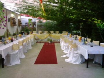 În restaurantul și grădina de vară Admiral Cetate se pot organiza nunți, botezuri, aniversări