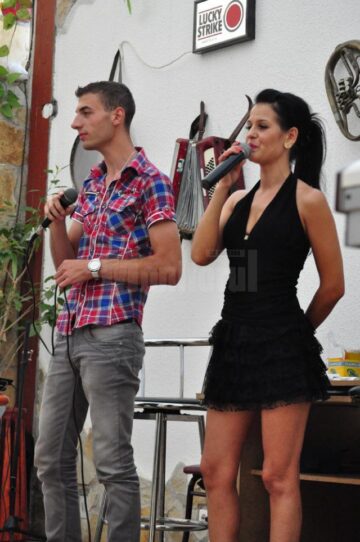 Muzica live pe scena gradinii de vara