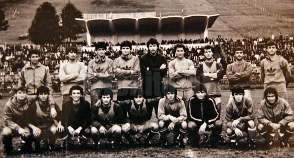 Mircea Lucescu (primul din stânga sus) la un joc test disputat de naționala României în cantonamentul de la Câmpulung Moldovenesc (foto arhiva Ilie Gafencu)