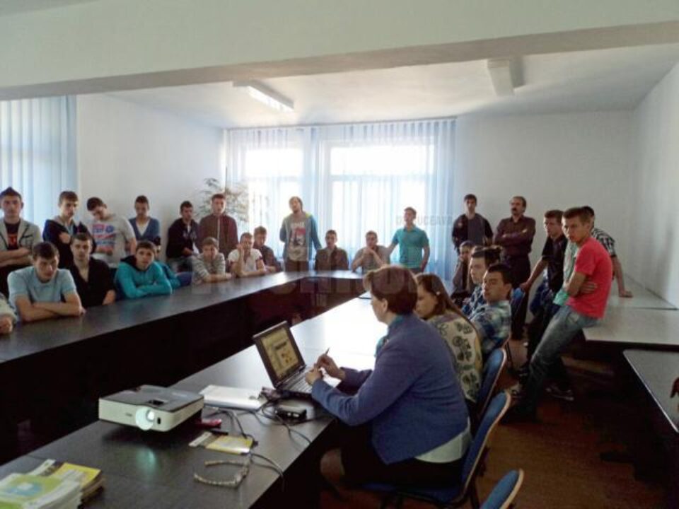 Ședința de consiliere la care au participat 40 de tineri care urmează să termine liceul