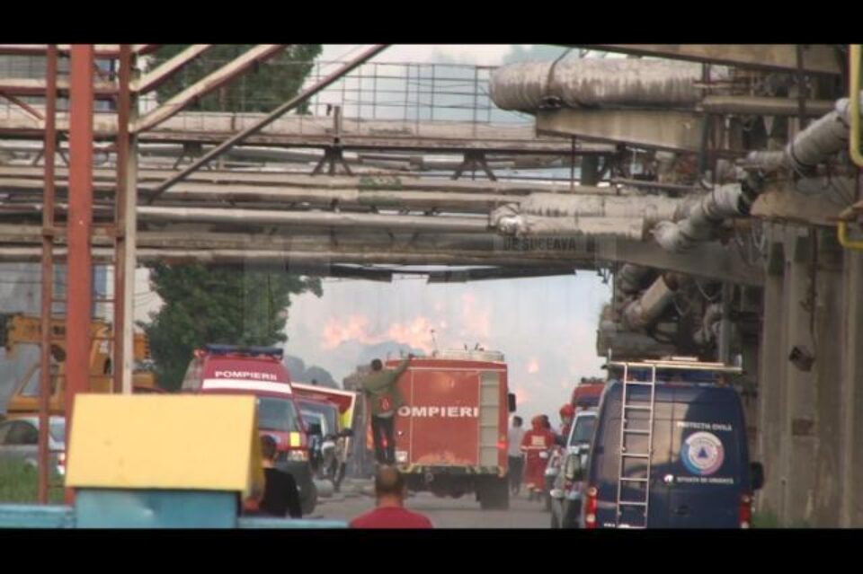 Pompierii nu au reușit încă să stingă incendiul de la Ambro
