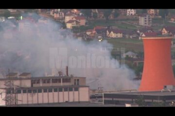 Pompierii nu au reușit încă să stingă incendiul de la Ambro
