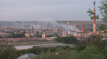 Un puternic incendiu a izbucnit aseară în curtea Ambro