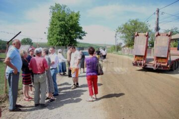 Sătui să inspire praful ridicat de mașinile de mare tonaj aparținând unei balastiere cu sediul în lunca râului Suceava, oamenii de pe strada Aurel Vlaicu au ieșit în stradă și au amenințat că blochează drumul