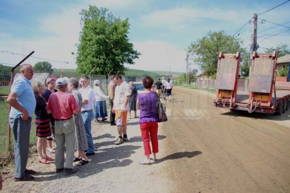Sătui să inspire praful ridicat de mașinile de mare tonaj aparținând unei balastiere cu sediul în lunca râului Suceava, oamenii de pe strada Aurel Vlaicu au ieșit în stradă și au amenințat că blochează drumul Sătui să inspire praful ridicat de mașinile de mare tonaj aparținând unei balastiere cu sediul în lunca râului Suceava, oamenii de pe strada Aurel Vlaicu au ieșit în stradă și au amenințat că blochează drumul