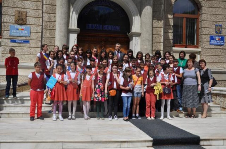 Zeci de elevi suceveni au vizitat Prefectura în „Ziua Porților Deschise”