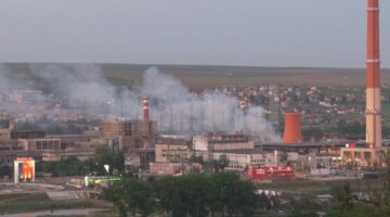 Un puternic incendiu a izbucnit aseară în curtea Ambro