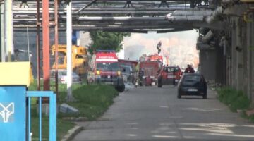 Un puternic incendiu a izbucnit aseară în curtea Ambro