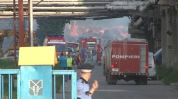 Un puternic incendiu a izbucnit aseară în curtea Ambro