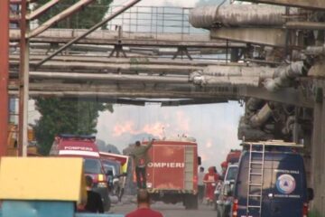 Un puternic incendiu a izbucnit aseară în curtea Ambro