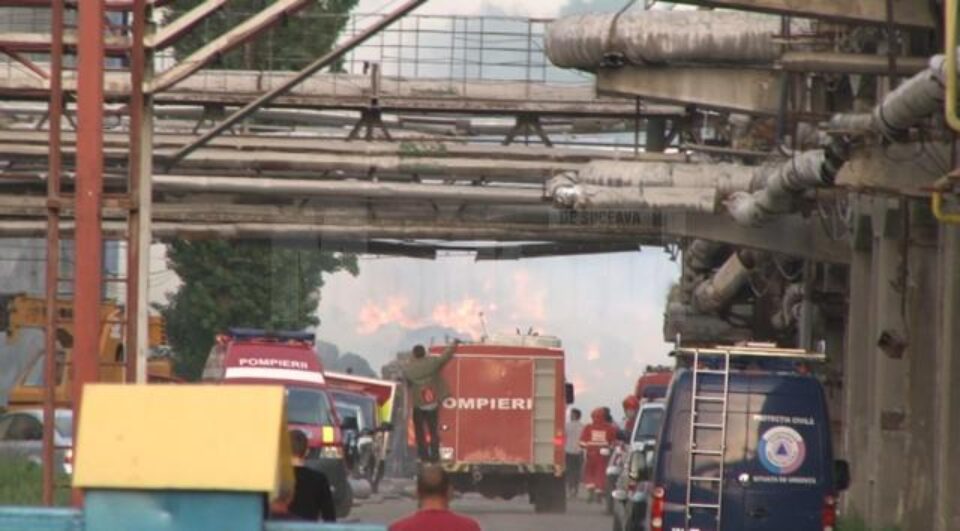 Un puternic incendiu a izbucnit aseară în curtea Ambro