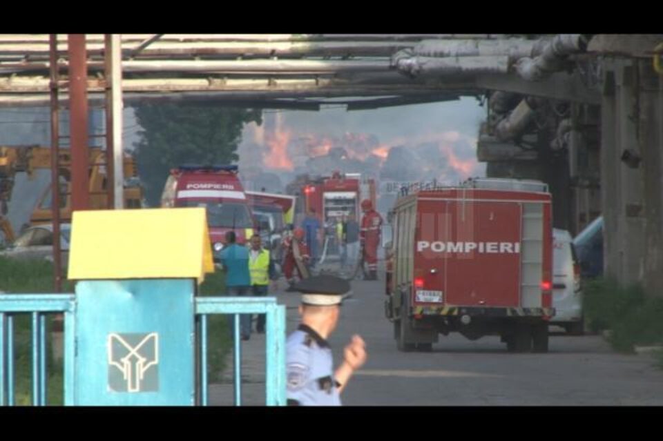 Pompierii nu au reușit încă să stingă incendiul de la Ambro