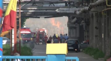 Un puternic incendiu a izbucnit aseară în curtea Ambro