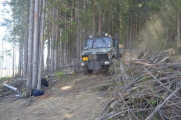 Cu autoutilitara Unimog se transportă la un singur drum un bazin de 1.000 de litri de apă în zona incendiului