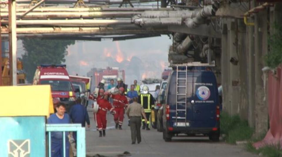 20 de ore au muncit pompierii pentru stingerea incendiului de la Ambro