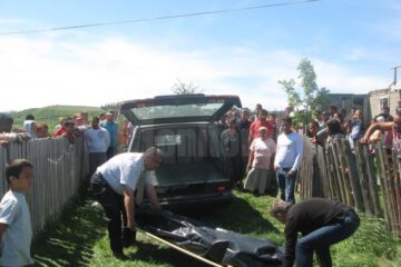 Tânărul are mai multe urme de agresiune, însă cauza morții va fi stabilită astăzi, în urma necropsiei
