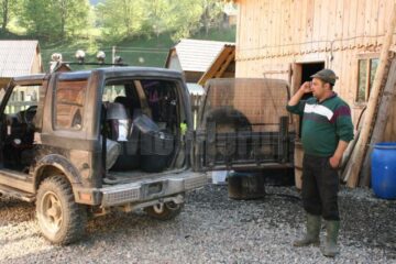 Nicușor Paparuși cară cele trebuincioase la stână cu mașina de teren