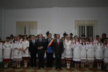 Invitații s-au fotografiat alături de membrii ansamblurilor artistice care au evoluat pe scena de la Dom Polski Poiana Micului