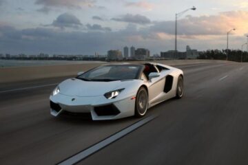 Lamborghini Aventador Roadster are priză la public